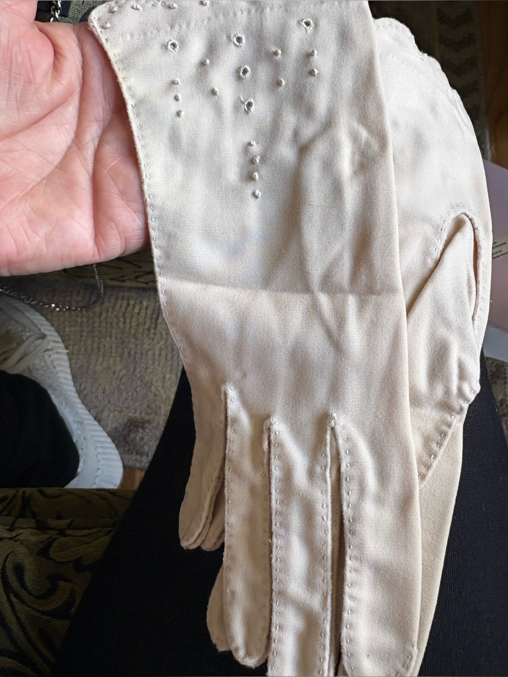Vintage Wear Right Gloves Hand sewn Eyelet Embroidery Bertlyn’s Beige Sz 5-5 1/2